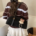 Bolso baguette retro de ante negro con colgante de oso y correa de cuentas - Con Colgante / Negro