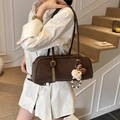 Bolso baguette vintage marrón oscuro con hebilla dorada y colgante de oso lindo - Con Colgante / Marrón