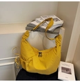 Détail du sac hobo en nylon jaune vif avec double fermeture éclair et cordon latéral - Jaune