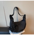 Détail du sac dumpling en nylon noir avec plis à cordon et fermetures éclair en métal - Noir