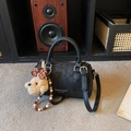 Schicke schwarze Boston-Tasche für Damen mit Teddybär-Anhänger und Schultergurt - Schwarz mit Anhänger