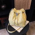Borsa a secchiello trapuntata giallo chiaro con catena argento e chiusura a coulisse - Giallo