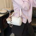 Schicke beige Boston Bag in Zylinderform mit Umhängeriemen und süßem Plüschwelpen-Anhänger - Beige Mit Anhänger