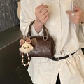 Schicke braune Zylindertasche mit Bärenanhänger und Vintage-Druck für Damen - Kaffee mit Anhänger
