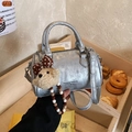 Silberne Mini-Zylindertasche in Metallic-Optik mit Bärenanhänger und Schleifen-Detail - Silber (Mit Anhänger)