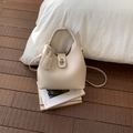 Bolso tipo cubo en cuero beige granulado con cierre de metal plateado y correa larga - Blanco