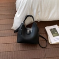 Bolso tipo cubo minimalista de cuero lichi negro con cierre plateado y correa - Negro