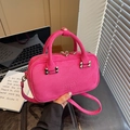 Fuchsiafarbene Boston-Handtasche aus Wildleder mit verstellbarem Riemen und Silberbeschlägen - Rosarot