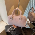Elegante lavendelfarbene Wildleder-Umhängetasche mit Doppelgriffen und goldenen Details - Lila