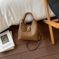 Bolso tipo cubo color camello con motivo lichi, cierre giratorio plateado y asa - Marrón