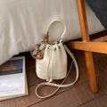 Beige emmertas met trekkoord, litchi-textuur en houten schommelpaard-hanger - Broken Wit