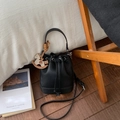 Zwarte leren emmertas met trekkoord, handvat en een houten paardenhanger als detail - Zwart