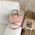 Borsa rosa in ecopelle con motivi a rilievo di cani e cuori con dettagli argento - Rosa senza Ciondolo