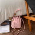 Roze emmertas met lychee-textuur, trekkoord, houten paardenhanger en schouderband - Roze