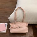 Bolso tote grande de cuero suave en rosa claro con detalles de ojales plateados - Rosa (Sin Amuleto)