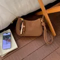 Κομψή καφέ σουέτ τσάντα με πολύχρωμες ξύλινες χάντρες και λουράκι με κόμπους - Καφέ (Με Μενταγιόν)