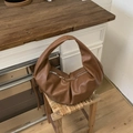 Gros plan du sac bandoulière plissé marron avec fermeture éclair argentée - Marron