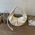 Sac hobo plissé élégant couleur crème pour femme avec bandoulière au design minimaliste - Blanc