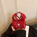 Rode gewatteerde mini schoudertas met borduursel en lange leren schouderriem - Rood