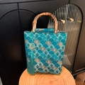 Sac à main brodé bleu paon avec poignées en bambou et motifs de vagues chinoises - Bleu lac