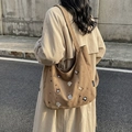 Borsa tote in velluto a coste marrone con ricamo di gatto e tracolla indossata da una modella - Marrone