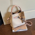 Sac seau chic crème avec anses roses, fermoir rotatif argenté et breloque chien - Rose avec pendentif