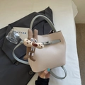 Sac seau chic crème et bleu avec breloque chien et fermoir métallique pivotant élégant - Bleu avec Pendentif