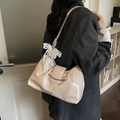 Beige geplooide handtas van kunstleer met zilveren gesp en hartvormige parelhanger - Roze met hanger
