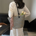 Grande borsa tote in paglia a righe con manici in pelle nera e foulard in seta per mare - Nero