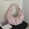 Sac hobo demi-lune rose clair minimaliste avec large bandoulière et texture cuir - Rose