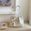 Borsa tote minimalista in pelle beige con ciondolo a forma di orsetto in maglia - Bianco con ciondolo
