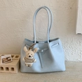 Borsa tote celeste in ecopelle con dettagli a coulisse e ciondolo a forma di orsetto - Blu con Pendente
