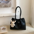 Borsa tote minimalista in pelle nera con fibbia in metallo e ciondolo a coniglio - Nero con ciondolo