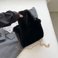 Détail du sac seau en fausse fourrure noire avec chaîne dorée et texture douce - Noir
