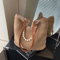 Große khaki Stroh-Tragetasche mit Perlenkette und Ledergriffen für Strandurlaub - Khaki (Mit Perlenanhänger)