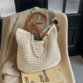 Handgewebte beige Stroh-Tasche mit braunen Ledergriffen und dekorativer Perlenkette - Cremeweiß (Mit Perlenanhänger)