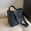 Sac seau minimaliste en cuir noir à motif litchi avec large bandoulière mode - Noir