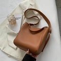 Sac seau marron en cuir avec texture litchi et une large bandoulière ajustable - Marron