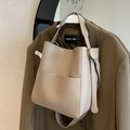 Sac seau en cuir gris beige avec large bandoulière et texture grainée pour femme - Khaki