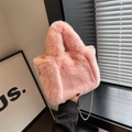 Sac seau rose en fausse fourrure pelucheuse avec bandoulière chaîne dorée pour femme en hiver - Rose