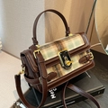 Bolso bandolera de cuero marrón retro con solapa de felpa a cuadros y cierre dorado - Marrón