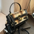 Bolso bandolera de cuero negro con solapa de cuadros verdes y cierre de metal dorado - Negro
