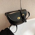 Schwarze Satteltasche aus glänzendem Faltenleder mit elegantem goldenem Drehverschluss - Schwarz