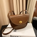 Klassische braune Satteltasche aus Kunstleder mit goldenem Drehverschluss und Schultergurt - Braun