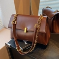 Dunkelbraune Retro-Tote-Bag mit Ledertextur und goldener Kette für Damen - Braun