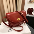 Klassische rote Satteltasche aus Glänzendem Leder mit goldenem Drehverschluss - Burgunderrot