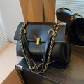Elegante schwarze Handtasche aus Kunstleder mit goldener Kette und rechteckigem Verschluss - Schwarz