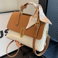 Bolso bandolera de cuero trenzado bicolor con asa de seda y cierre metálico en tono dorado - Marrón & Beige