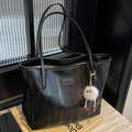 Grand sac cabas noir à texture ondulée avec plaque logo et breloque en peluche blanche - Noir
