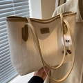 Sac fourre-tout texturé blanc crème avec anses brunes et breloque pompon doux - Kaki